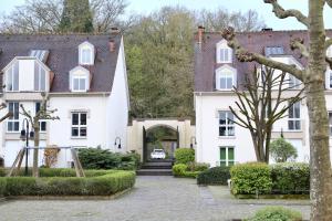 Una gran casa blanca con un arco en un patio en Vaubanstudio historischer Soutyhof, en Saarlouis