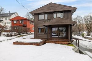 una pequeña casa con un porche en la nieve en 141sqm for Family I Free Parking I Bathtub en Oslo