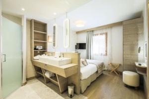 ein Badezimmer mit einem Waschbecken und einem Spiegel in der Unterkunft Résidence Premium L'Hévana - maeva Home - Appartement 3 pièces 7 personnes 55 in Les Allues