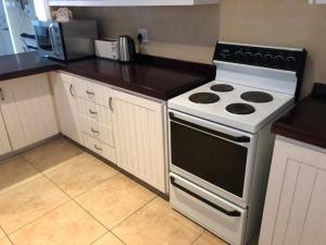 Η κουζίνα ή μικρή κουζίνα στο House in Hermanus Voëlklip +1 φωτογραφίες