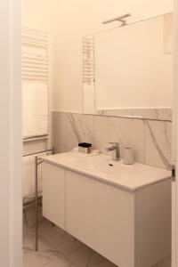 Ванная комната в Belvedere 237 Lakeview Apartment