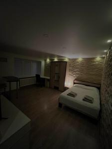 Llit o llits en una habitació de Valmiera City Center Budget Apartment