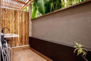 a bathroom with a sink and a wooden wall at JQY Beach Flats - 950m da Praia - Garagem subterrânea - Estação de carregamento para veículos elétricos in Juquei