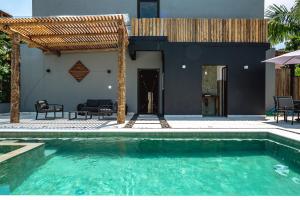 a swimming pool in front of a house at JQY Beach Flats - 950m da Praia - Garagem subterrânea - Estação de carregamento para veículos elétricos in Juquei