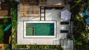 an overhead view of a swimming pool in a yard at JQY Beach Flats - 950m da Praia - Garagem subterrânea - Estação de carregamento para veículos elétricos in Juquei