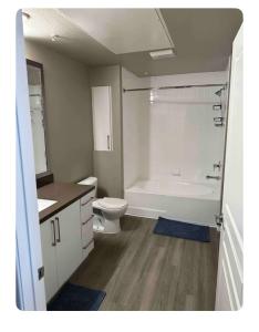 uma casa de banho com uma banheira, um WC e um lavatório. em Entire Apartment (Los Angeles) em Los Angeles