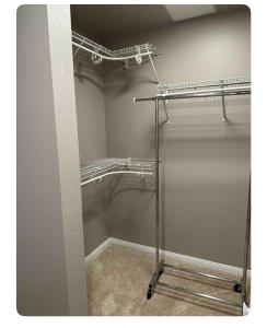 um closet com uma cabina de duche ao nível do chão em Entire Apartment (Los Angeles) em Los Angeles