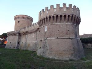 un gran castillo de ladrillo con dos torres en Ostia Lodge, en Ostia Antica