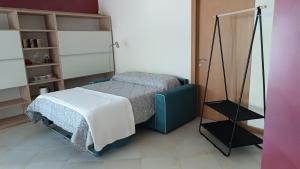 - une chambre avec un lit et un miroir dans l'établissement OPENSPACE in Villa Vescovado, à Brusaporto