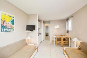 TV a/nebo společenská místnost v ubytování Résidence La Pinède - maeva Home - Appartement 2 Pièces 5 Personnes - Confort MAE-1032