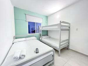 1 dormitorio con 2 literas y ventana en Hotel Palma Grande by Stanza, en Coveñas