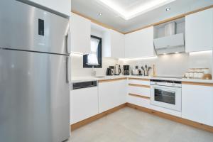 Kuchyň nebo kuchyňský kout v ubytování Casa Oliva City 1 with Sauna Pool Patio & BBQ