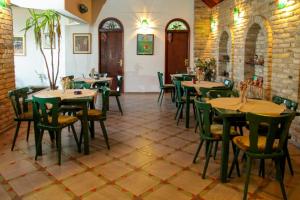 パリチにあるCountry House Majkin Salasの部屋にテーブルと椅子があるレストラン