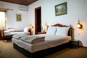 パリチにあるCountry House Majkin Salasのタオルが敷かれたベッドのある寝室 +48枚の写真