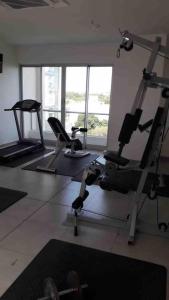un gimnasio con varias máquinas de correr en una habitación en Hermoso departamento en Villa Morra, en Asunción
