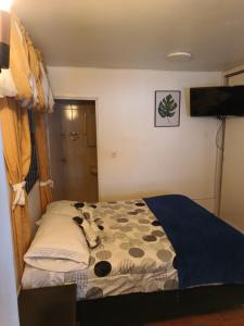 a bedroom with a bed with a blanket on it at Nora's Casa de familia Laureles in Medellín