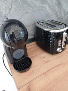 eine Kaffeemaschine auf einer Theke neben einem Toaster in der Unterkunft Blue Paradise in Buhalniţa