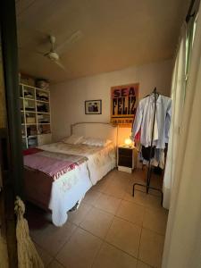 1 dormitorio con 1 cama en una habitación en Posada familiar Bolivar en San Antonio de Areco