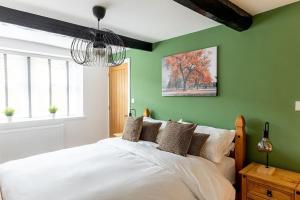 A bed or beds in a room at FORD GATE - Modern Luxury Cottage based in Holmfirth