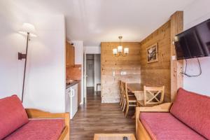 - un salon avec un canapé et une table dans l'établissement Résidence Quartier Falaise - maeva Home - Studio 4 Personnes - Confort 69, à Avoriaz