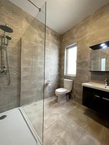 y baño con ducha, aseo y lavamanos. en Apartment, Few Steps from Ghadira Bay, en Mellieħa