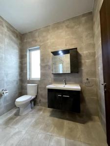 y baño con aseo y lavamanos. en Apartment, Few Steps from Ghadira Bay, en Mellieħa
