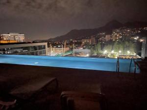 a view of a city skyline at night at Estudio en Estoril cercano a principales centros de ski in Santiago