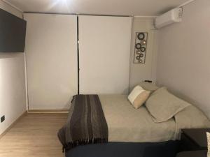 a bedroom with a bed in a room at Estudio en Estoril cercano a principales centros de ski in Santiago