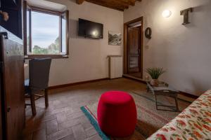 sala de estar con silla roja y ventana en Casa vacanze panoramico Versilia, en Capriglia