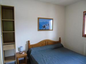 a bedroom with a bed and a picture on the wall at Résidence Belvedere - 3 Pièces pour 8 Personnes MAE-2184 in Modane