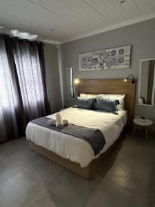 um quarto com uma cama grande num quarto em Affordable Luxury Apartment em Gqeberha