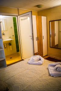 ein Schlafzimmer mit einem Bett, auf dem zwei Handtücher liegen in der Unterkunft NIKI Apart in Sofia