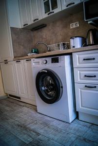 eine Küche mit einer Waschmaschine in der Unterkunft NIKI Apart in Sofia
