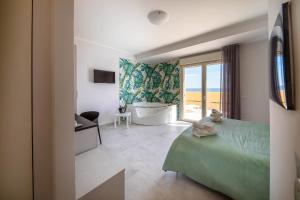 ein Schlafzimmer mit einer Badewanne und einem Bett sowie ein Badezimmer in der Unterkunft BLU MARINE in Catanzaro