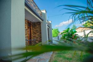 una casa con una puerta y una planta en Nellly's Rest House, en Dar es Salaam
