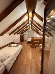 斯盧尼的住宿－Guest house Emanuela，一间卧室配有一张床,铺有木地板