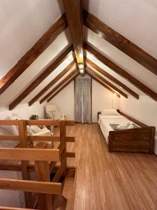 - une chambre avec 2 lits superposés et du parquet dans l'établissement Guest house Emanuela, à Slunj