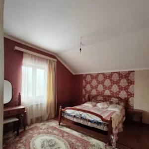 um quarto com uma cama, uma janela e um tapete em Villa 3 chambre em Yerevan