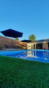 Πισίνα στο ή κοντά στο Koren Villa Akasztó