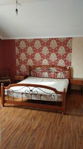 um quarto com uma cama e piso em madeira em Villa 3 chambre em Yerevan