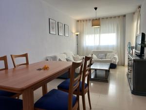 Televízia a/alebo spoločenská miestnosť v ubytovaní Garden Teatinos, apartamento con piscina, aparcamiento y AC