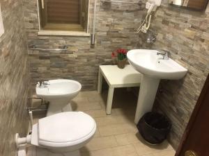 ein Bad mit einem WC und einem Waschbecken in der Unterkunft La Dimora dei sette Arcangeli in Palermo