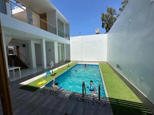 a swimming pool in the backyard of a house at Hurin Hotel in Ica
