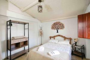 a bedroom with a bed with towels on it at Casadinha - Casa no centro histórico de Ouro Preto in Ouro Preto