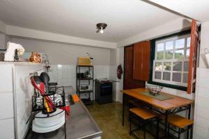 a kitchen with a table and a counter top at Casadinha - Casa no centro histórico de Ouro Preto in Ouro Preto
