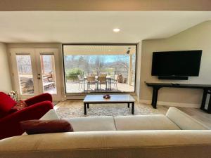 een woonkamer met een bank en een flatscreen-tv bij Cozy Retreat 100% remodeled in Arvada