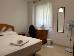 Posteľ alebo postele v izbe v ubytovaní Garden Teatinos, apartamento con piscina, aparcamiento y AC