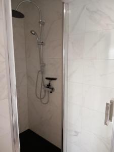 een douche met een douchekop in de badkamer bij APPARTEMENT VUE MER Empuriabrava in Empuriabrava