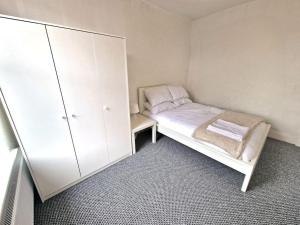 een kleine slaapkamer met een bed en een kast bij Comfy Apartment - Nottingham Centre - Free Parking in Nottingham
