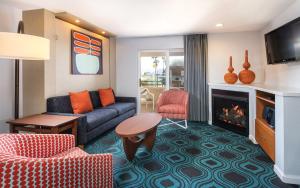 uma sala de estar com um sofá e uma lareira em Palm Springs Condos em Palm Springs